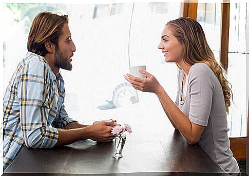 Couple asking each other questions to fall in love and fall in love 