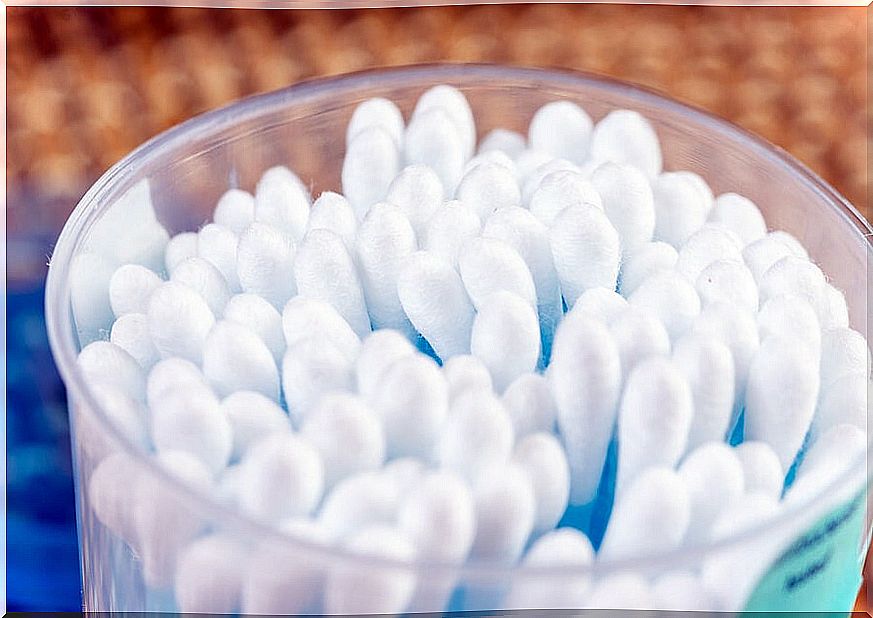 It is not recommended to use cotton buds to clean the ears.