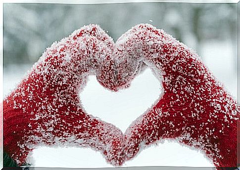 take care of nails: hands with gloves for the cold