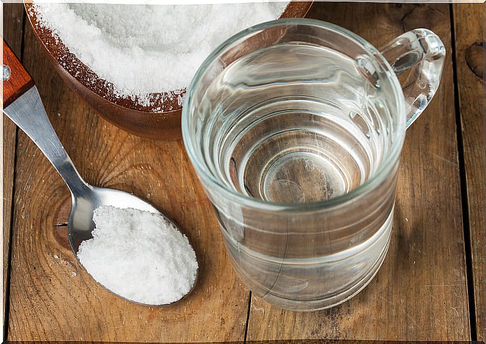 Gargle of baking soda and water, a perfect throat solution