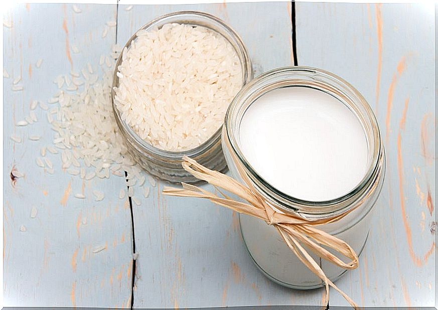 White rice water has a number of cosmetic uses.