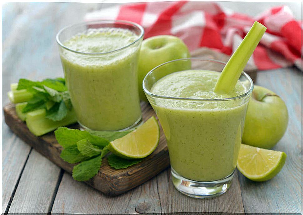 Homemade celery and apple smoothie to reduce measures