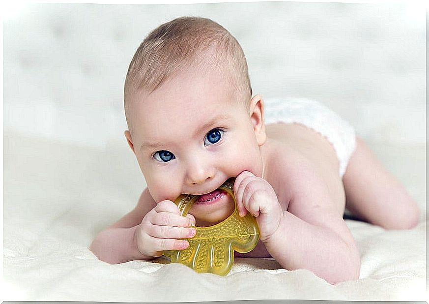 Stimulating a baby with toys