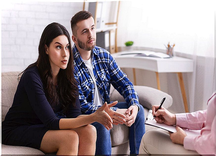 Couple in therapy to solve their problems.