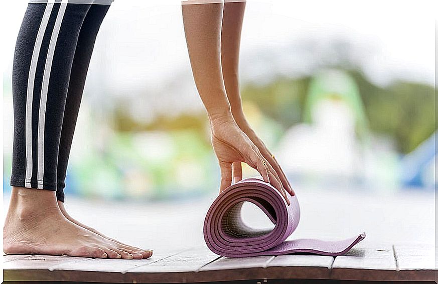 Woman unfolding yoga mat